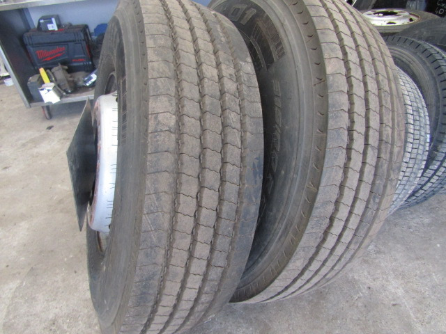 PIRELLI 315/80/22.5 FRONT 2022 ALMOST NEW ONLY 1000KM COMPLETE ON RIMS - Pneu pour Camion: photos 2 PIRELLI 315/80/22.5 FRONT 2022 ALMOST NEW ONLY 1000KM COMPLETE ON RIMS - Pneu pour Camion: photos 2
