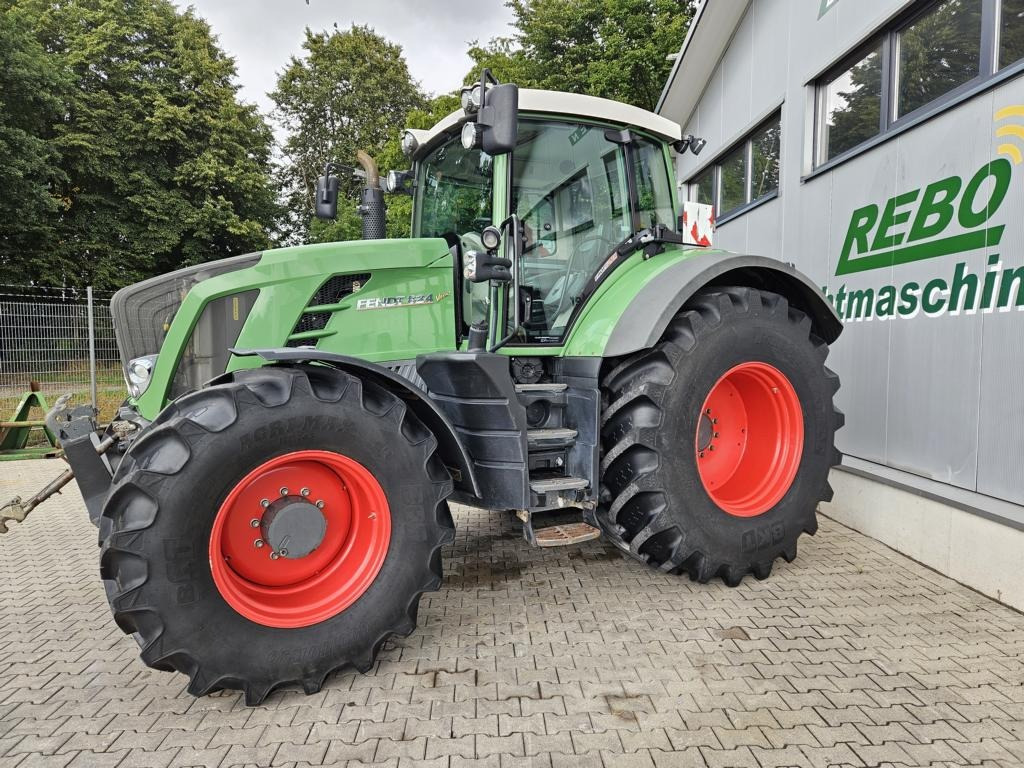 Fendt 824 Vario ProfiPlus - Tracteur agricole: photos 1 Fendt 824 Vario ProfiPlus - Tracteur agricole: photos 1