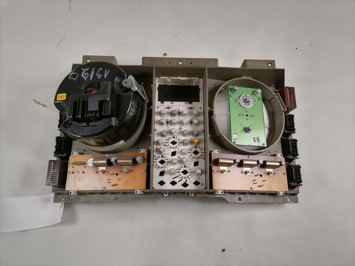 MAN Dashboard 81272026080 - Panel de instrumentos pour Camion: photos 4 MAN Dashboard 81272026080 - Panel de instrumentos pour Camion: photos 4