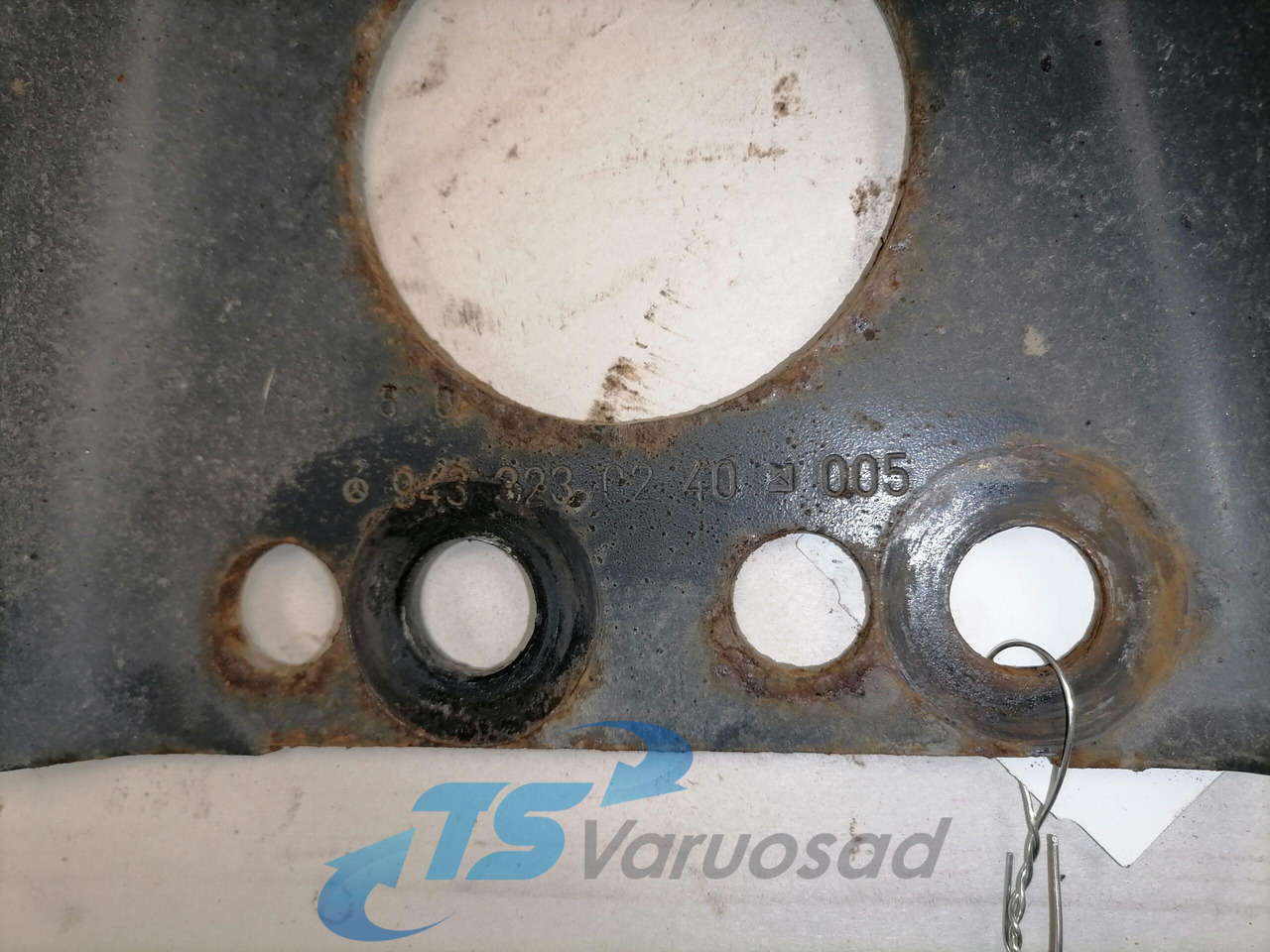 Mercedes-Benz Ahock absorber mounting A9433230240 - Suspension pour Camion: photos 3 Mercedes-Benz Ahock absorber mounting A9433230240 - Suspension pour Camion: photos 3