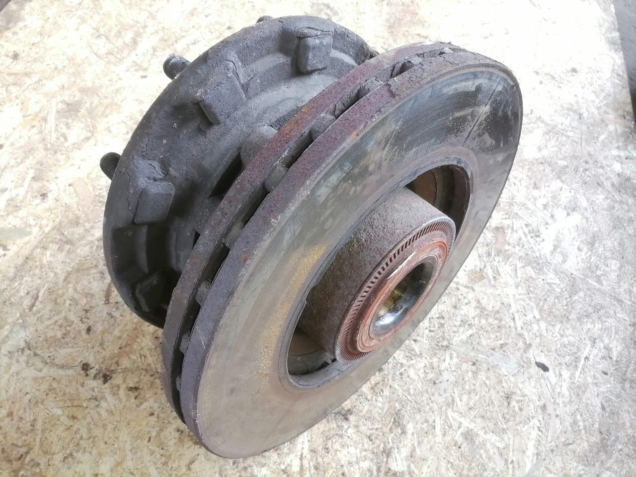 Scania Front hub 1724406 - Moyeu pour Camion: photos 1 Scania Front hub 1724406 - Moyeu pour Camion: photos 1