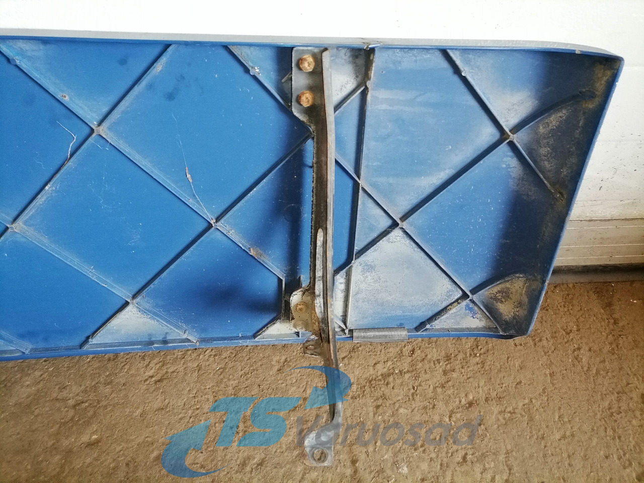 Scania Scania cab wind deflector, right side 1348522 - Aérodynamique/ Spoilers pour Camion: photos 4 Scania Scania cab wind deflector, right side 1348522 - Aérodynamique/ Spoilers pour Camion: photos 4