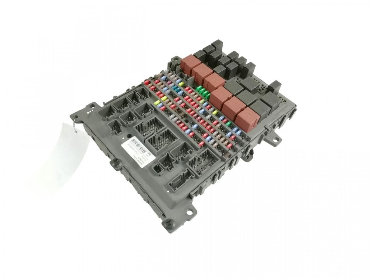 Volvo Central electric unit 22009557 - Fusible pour Camion: photos 1 Volvo Central electric unit 22009557 - Fusible pour Camion: photos 1
