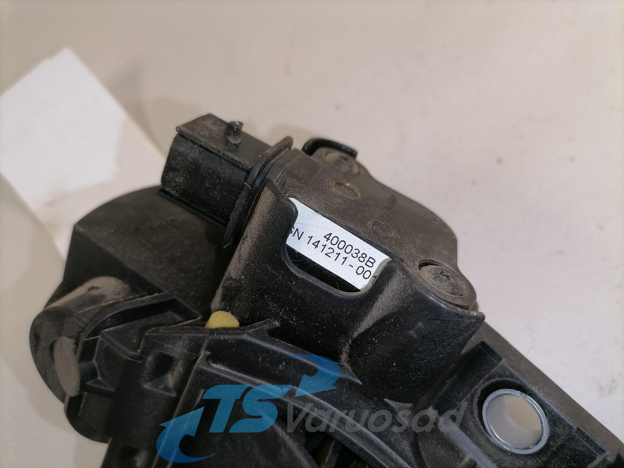 Volvo Gaasipedaal reostaadiga 84541221 - Système de carburant pour Camion: photos 4 Volvo Gaasipedaal reostaadiga 84541221 - Système de carburant pour Camion: photos 4
