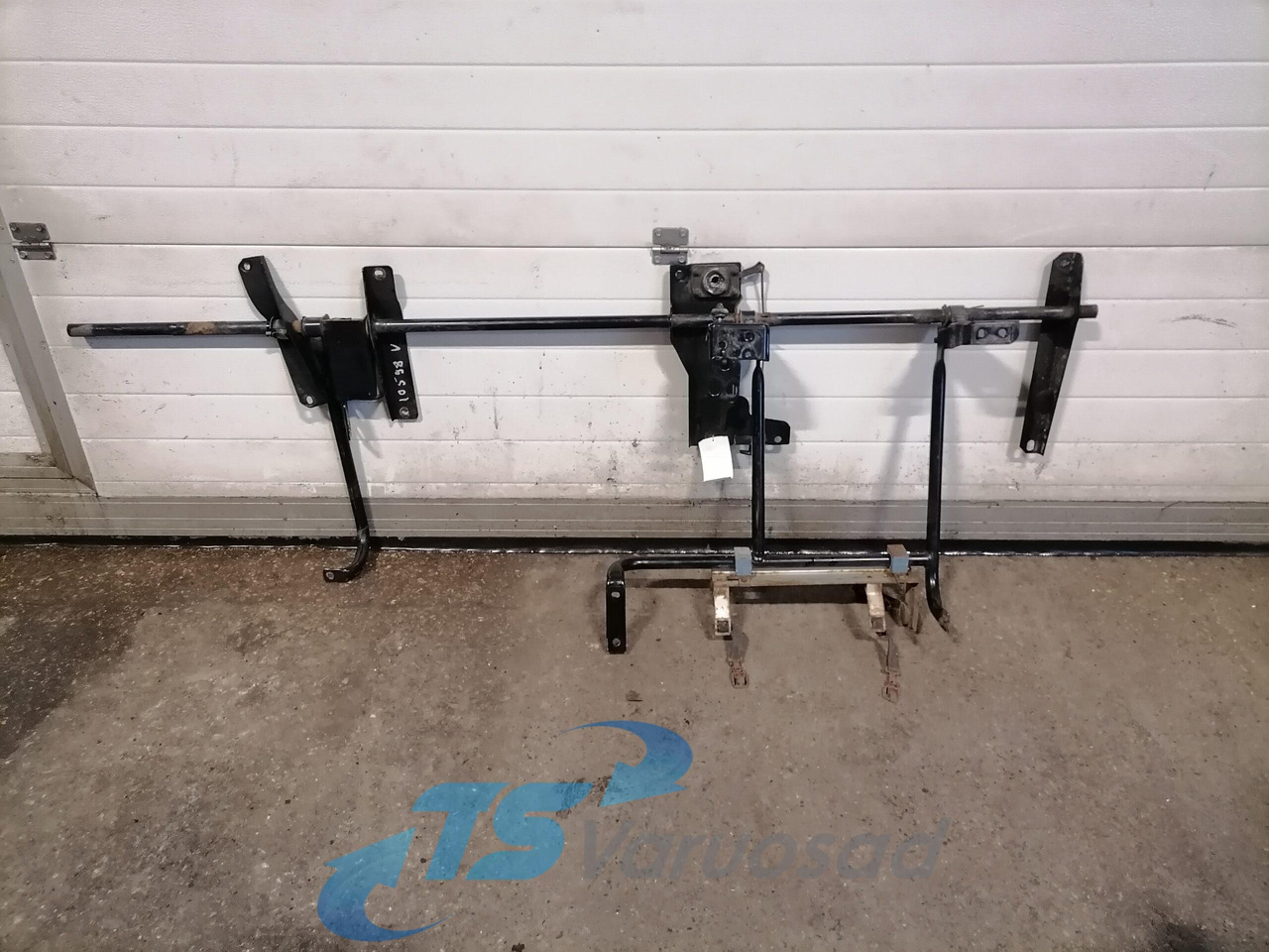 Volvo Kabiini tuulesuunaja kandur 82211420 - Pièce universelle pour Camion: photos 1 Volvo Kabiini tuulesuunaja kandur 82211420 - Pièce universelle pour Camion: photos 1