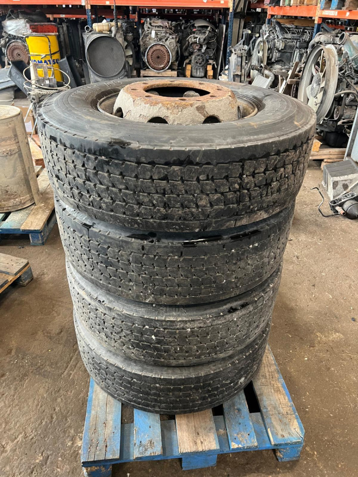 Volvo Sava avant A3 285/70R19.5 28570R195 - Pneus et jantes pour Camion: photos 1 Volvo Sava avant A3 285/70R19.5 28570R195 - Pneus et jantes pour Camion: photos 1
