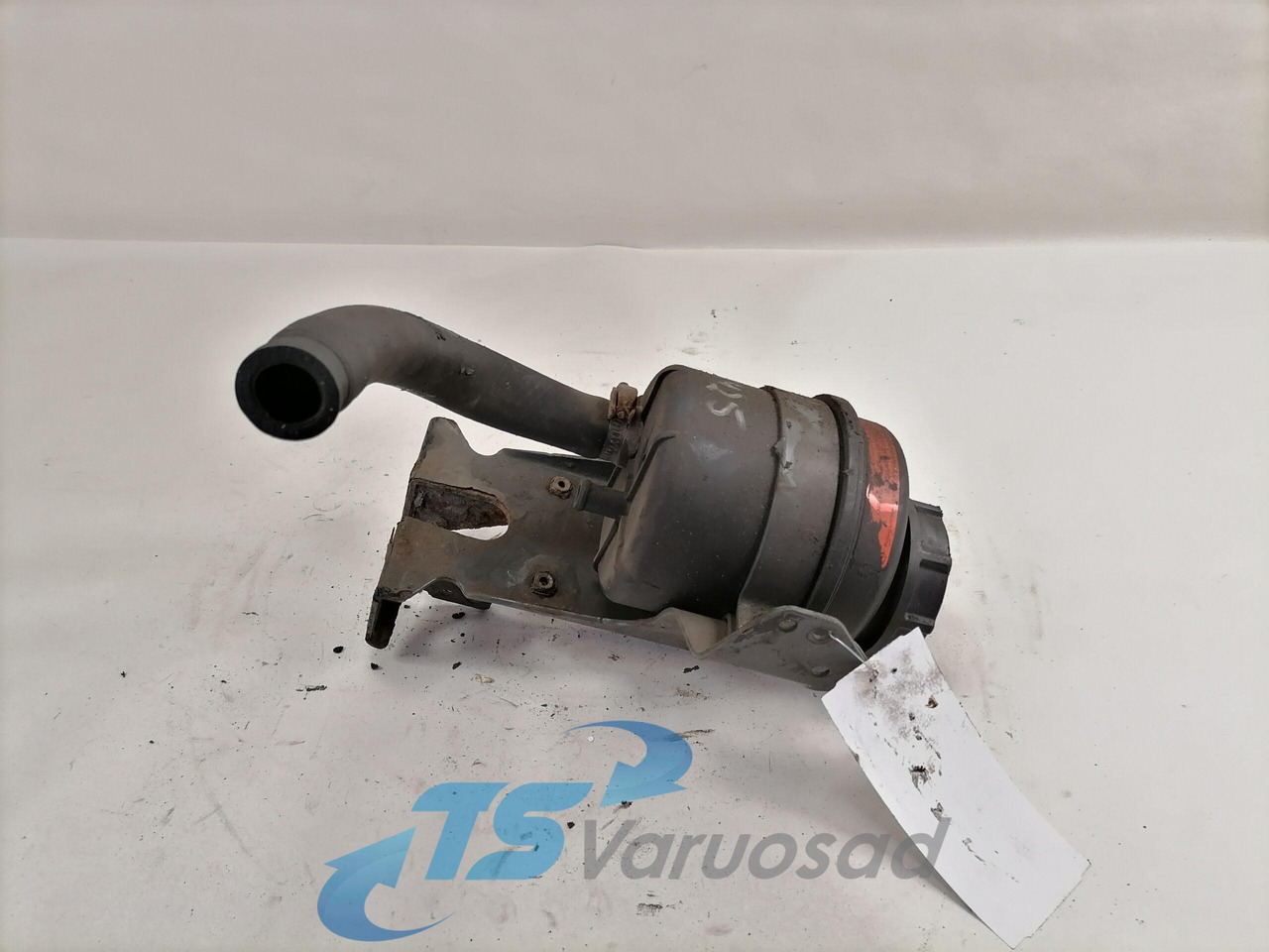 Volvo Steering oil tank+ bracket 1592945 - Tuyau de direction pour Camion: photos 1 Volvo Steering oil tank+ bracket 1592945 - Tuyau de direction pour Camion: photos 1