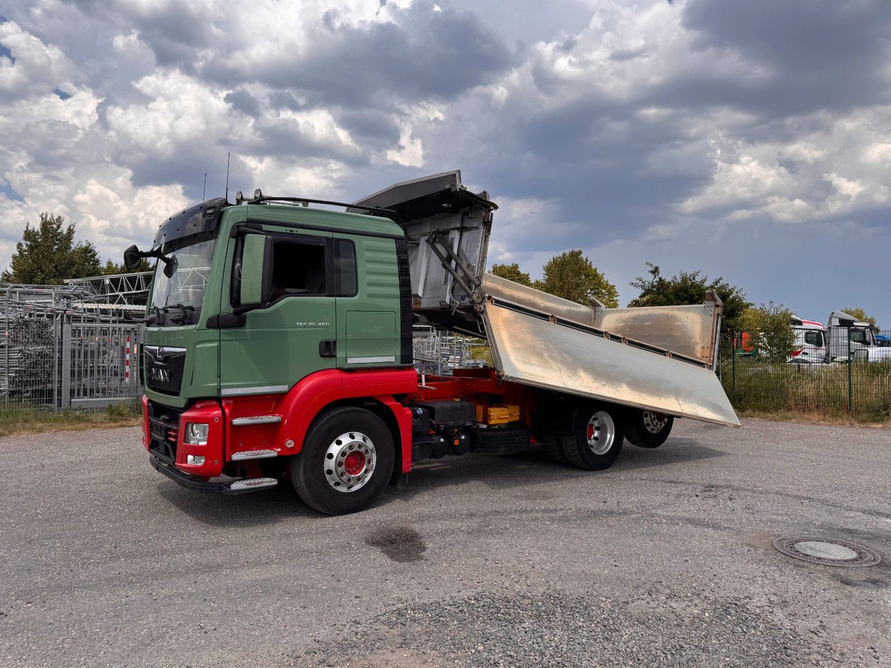 MAN 26.460 6x2 Meiller 3. Seitenkipper - Camion benne: photos 1 MAN 26.460 6x2 Meiller 3. Seitenkipper - Camion benne: photos 1