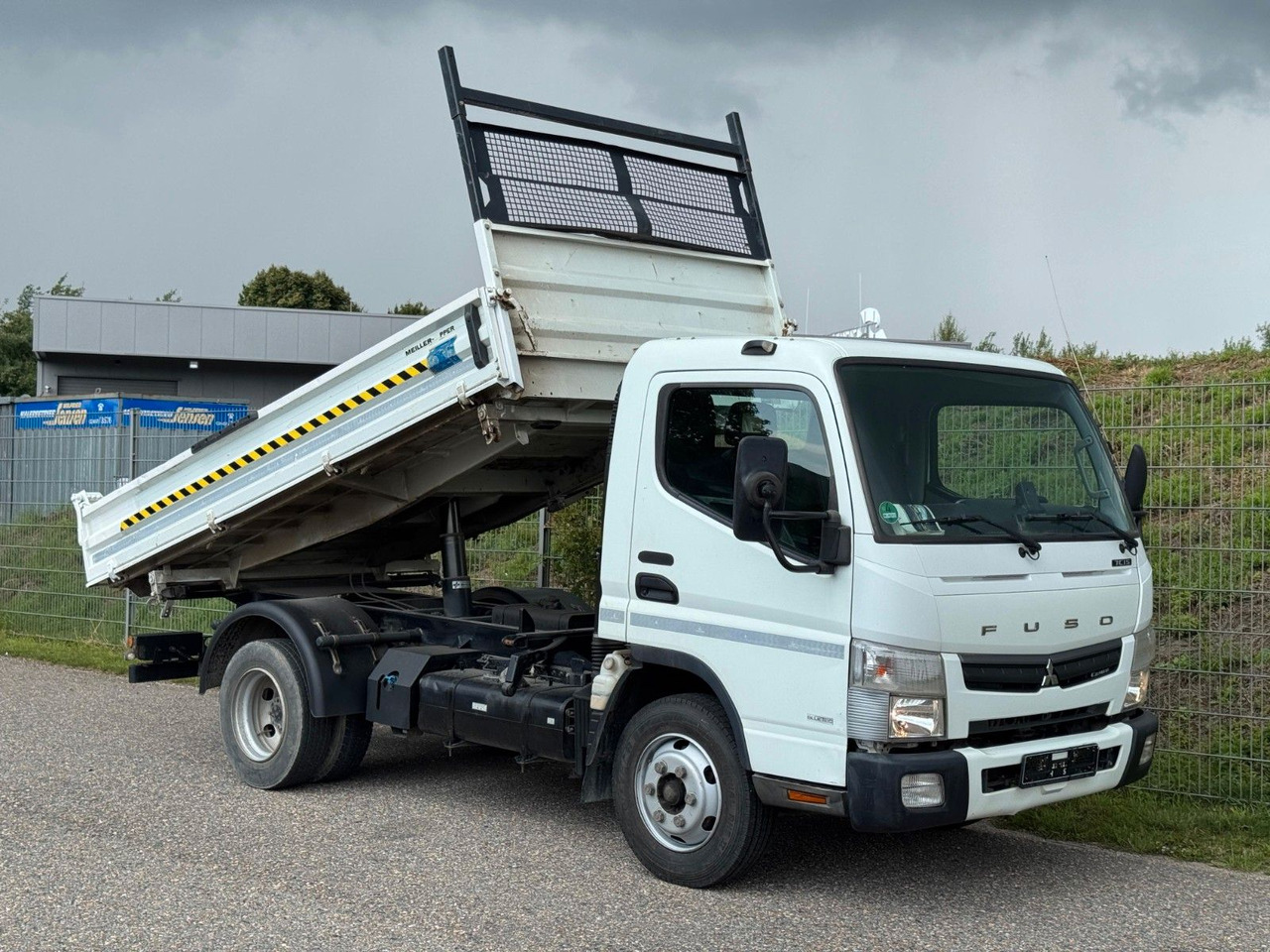 Mitsubishi 7C15 Fuso Canter 4x2 mit Meiller 3S. Kipper - Utilitaire benne: photos 1 Mitsubishi 7C15 Fuso Canter 4x2 mit Meiller 3S. Kipper - Utilitaire benne: photos 1