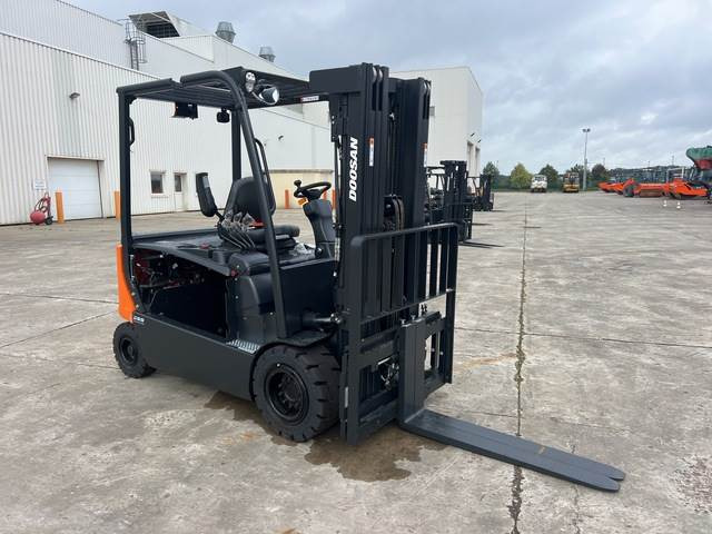 Doosan B30X-7 PLUS - Chariot élévateur électrique: photos 4 Doosan B30X-7 PLUS - Chariot élévateur électrique: photos 4