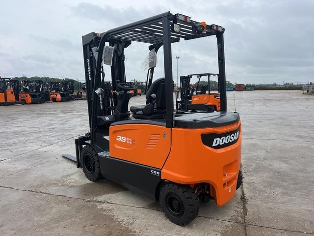 Doosan B35X-7 PLUS - Chariot élévateur électrique: photos 2 Doosan B35X-7 PLUS - Chariot élévateur électrique: photos 2