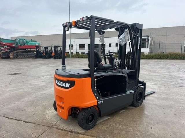 Doosan B35X-7 PLUS - Chariot élévateur électrique: photos 3 Doosan B35X-7 PLUS - Chariot élévateur électrique: photos 3