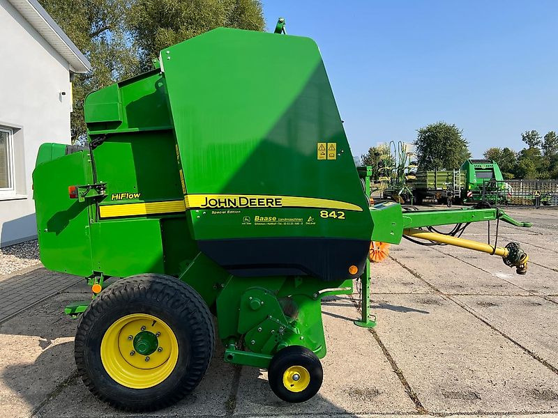 John Deere 842 HiFlow - Presse à balles rondes: photos 2 John Deere 842 HiFlow - Presse à balles rondes: photos 2