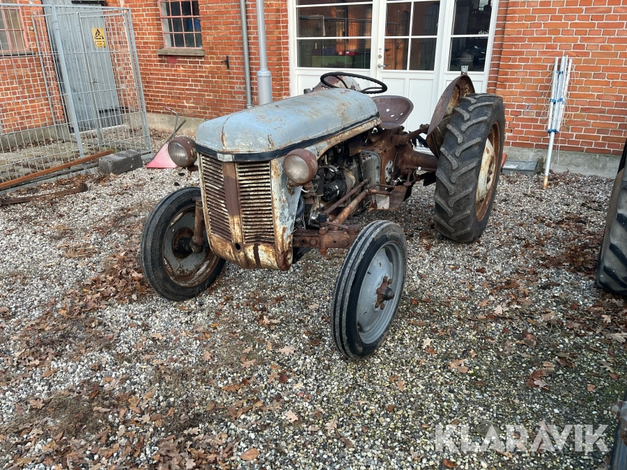 Tracteur agricole Traktor Ferguson Tea 20