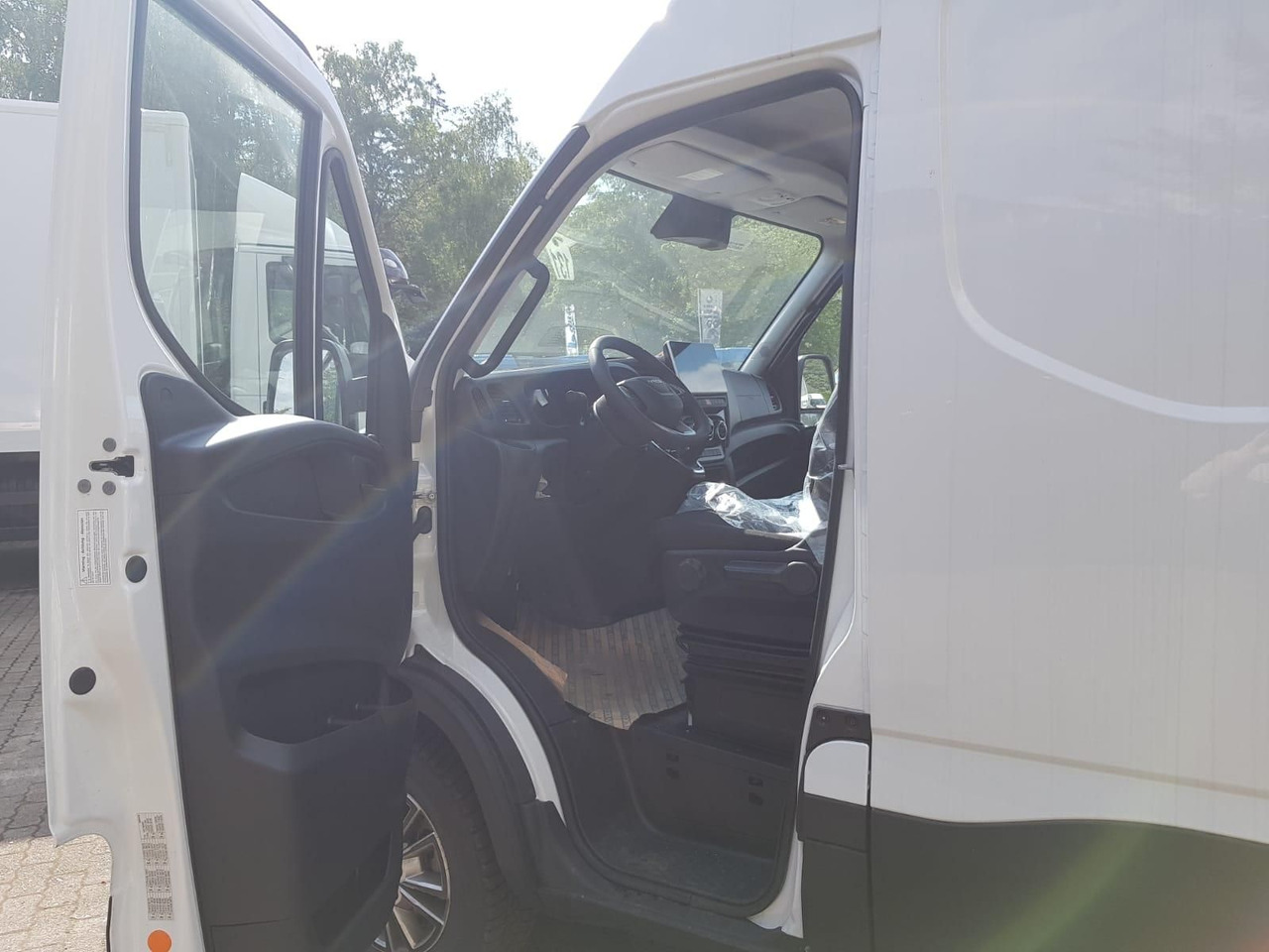 Fourgon utilitaire Iveco Daily 35S18HA8 V 3520L mit AHK, Rückfahrkamer...: photos 12