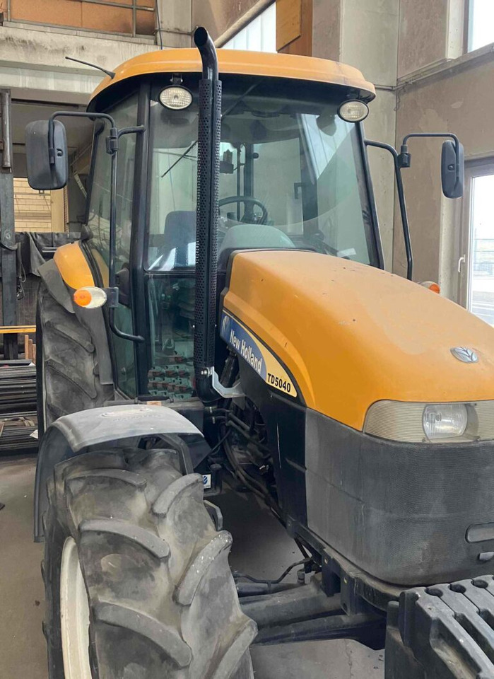 New Holland TD5040 – Tractor / Schlepper - Tracteur agricole: photos 1 New Holland TD5040 – Tractor / Schlepper - Tracteur agricole: photos 1