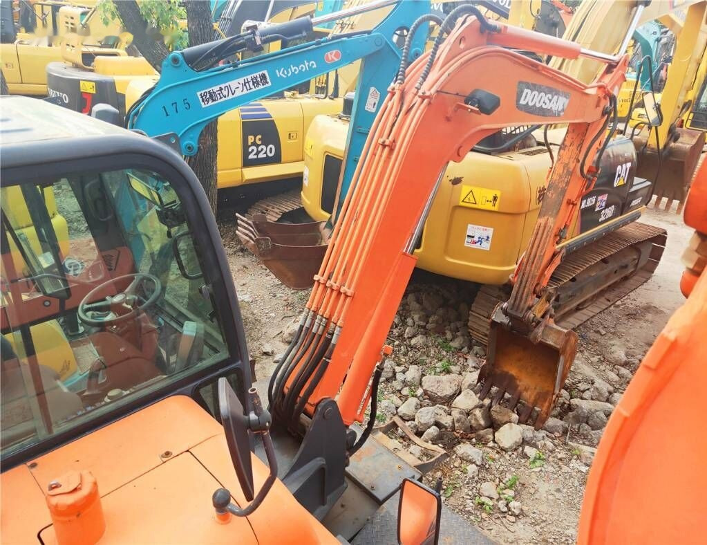 Doosan DX60 W - Pelle sur pneus: photos 3 Doosan DX60 W - Pelle sur pneus: photos 3