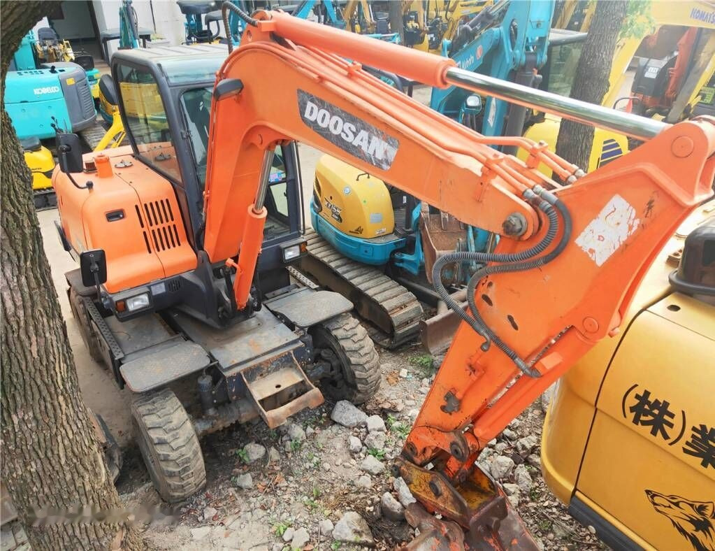 Doosan DX60 W - Pelle sur pneus: photos 5 Doosan DX60 W - Pelle sur pneus: photos 5