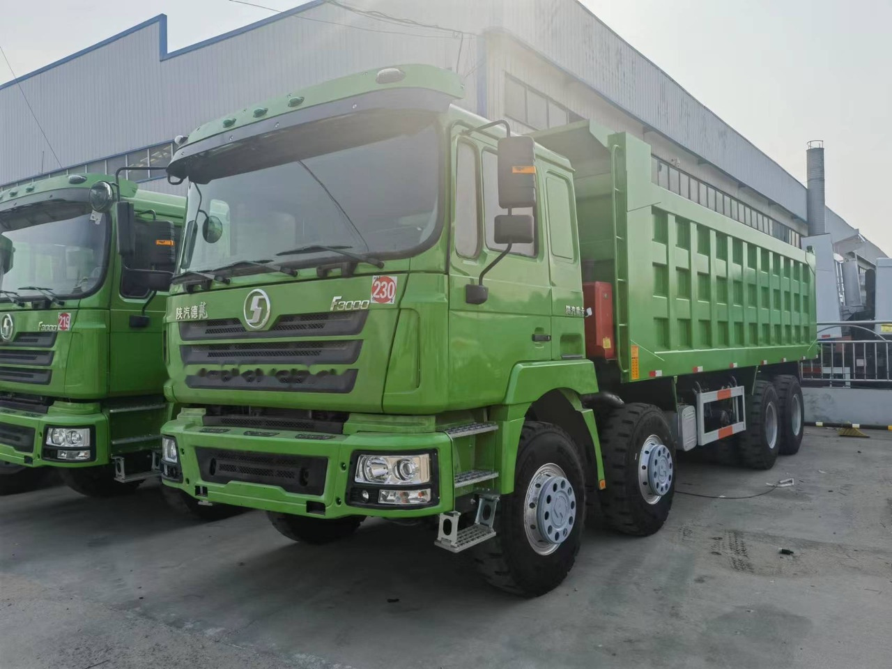 Shacman F3000 8*4 Dump truck - Camion benne: photos 1 Shacman F3000 8*4 Dump truck - Camion benne: photos 1