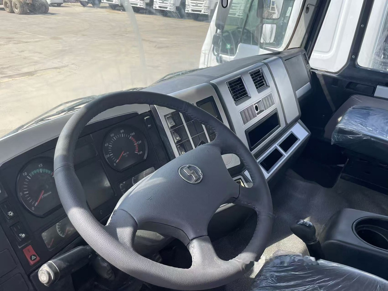 Shacman F3000 Concrete mixer truck - Camion malaxeur: photos 4 Shacman F3000 Concrete mixer truck - Camion malaxeur: photos 4