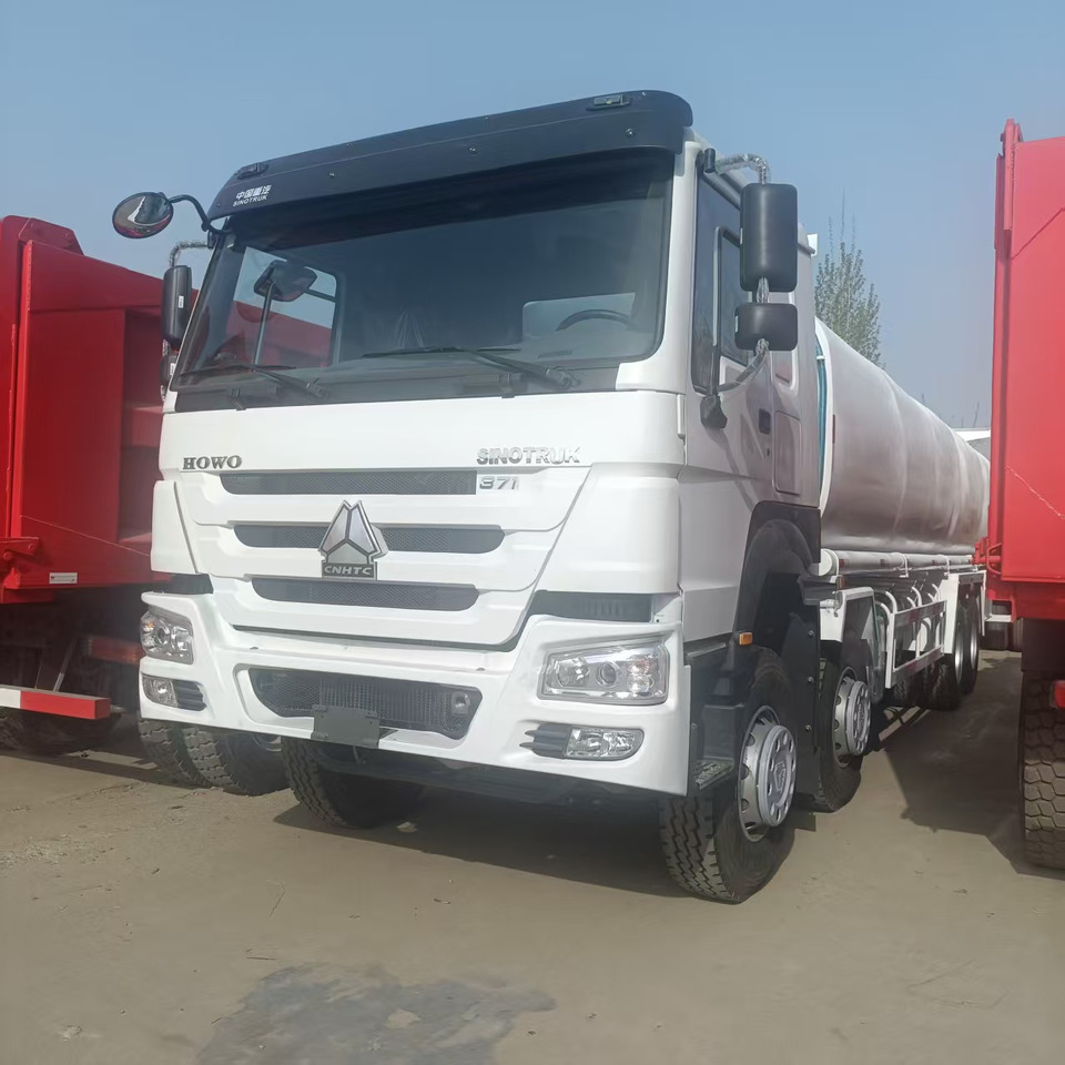 Sinotruk HOWO 371 8*4 Tank truck - Camion citerne: photos 1 Sinotruk HOWO 371 8*4 Tank truck - Camion citerne: photos 1