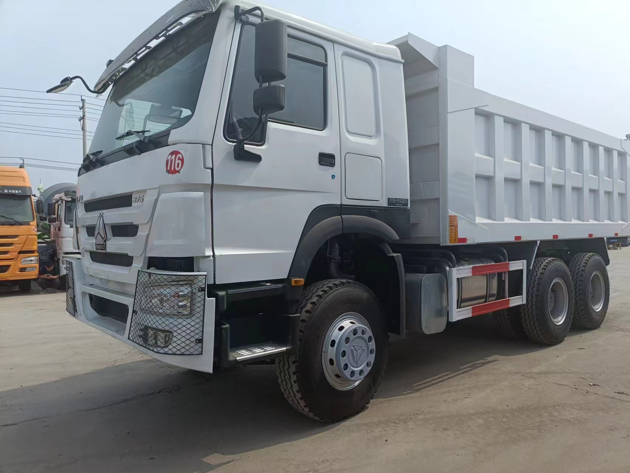 Sinotruk HOWO 375 6*4 dump truck - Mini tombereau: photos 2 Sinotruk HOWO 375 6*4 dump truck - Mini tombereau: photos 2