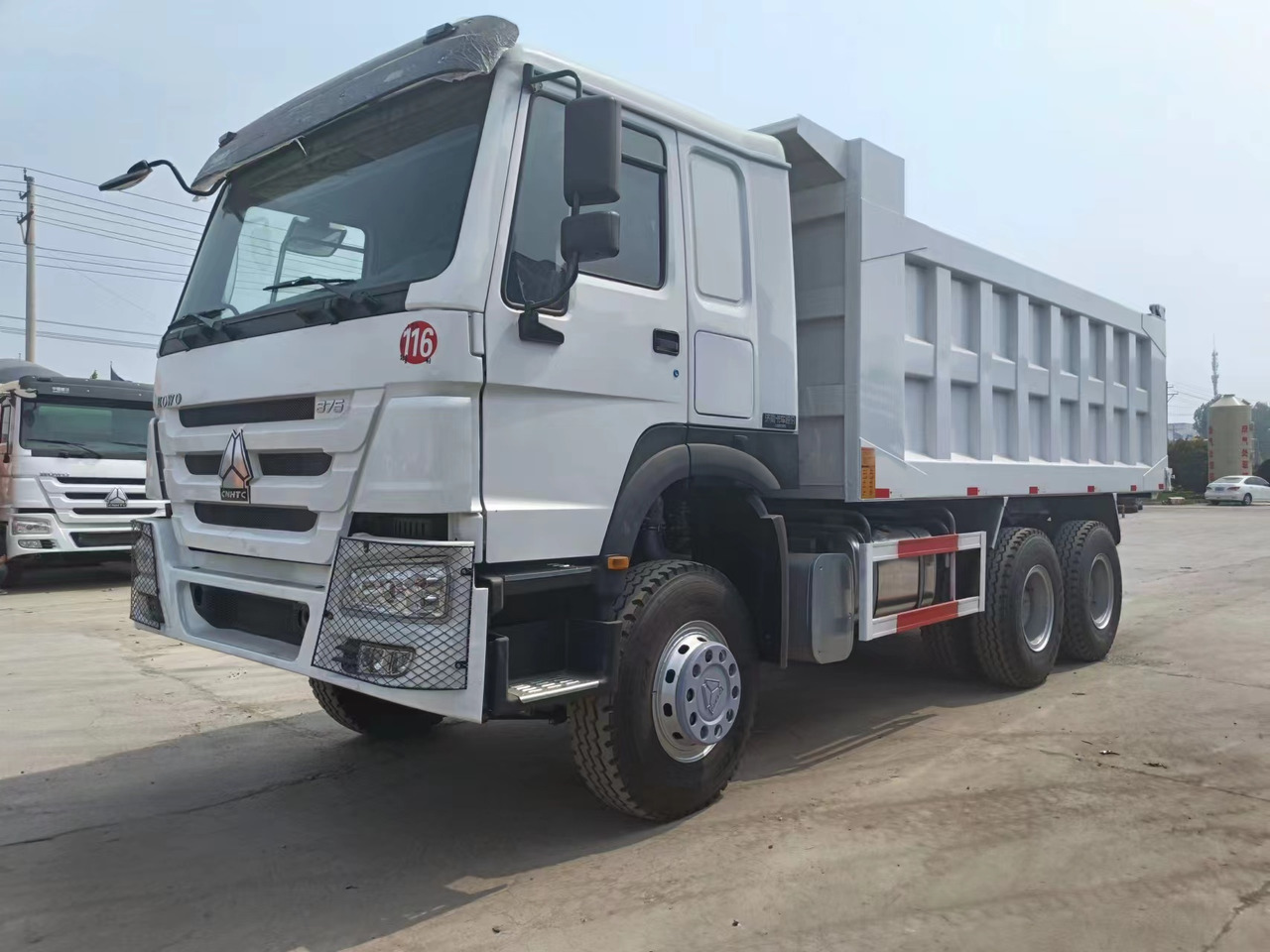 Sinotruk HOWO 375 6*4 dump truck - Mini tombereau: photos 4 Sinotruk HOWO 375 6*4 dump truck - Mini tombereau: photos 4