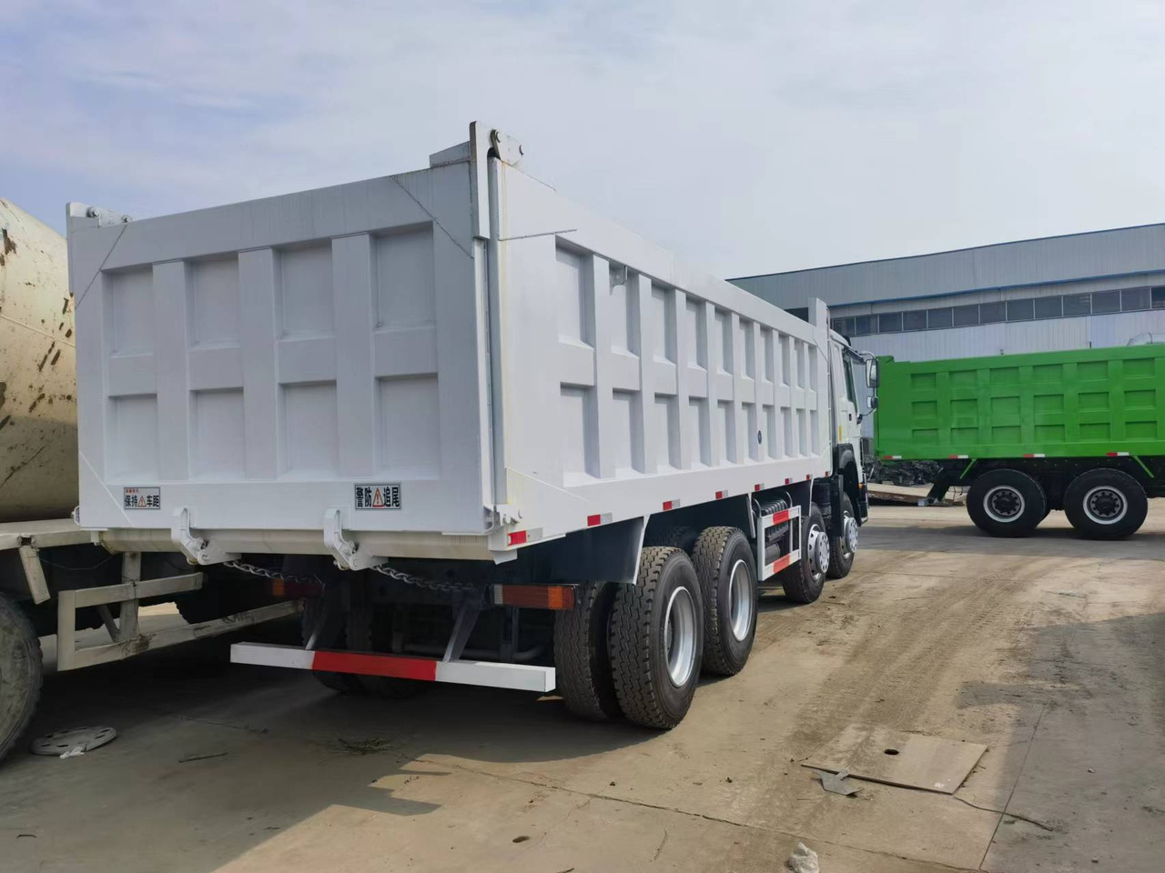 Sinotruk HOWO 375 8*4 Dump truck - Camion benne: photos 5 Sinotruk HOWO 375 8*4 Dump truck - Camion benne: photos 5