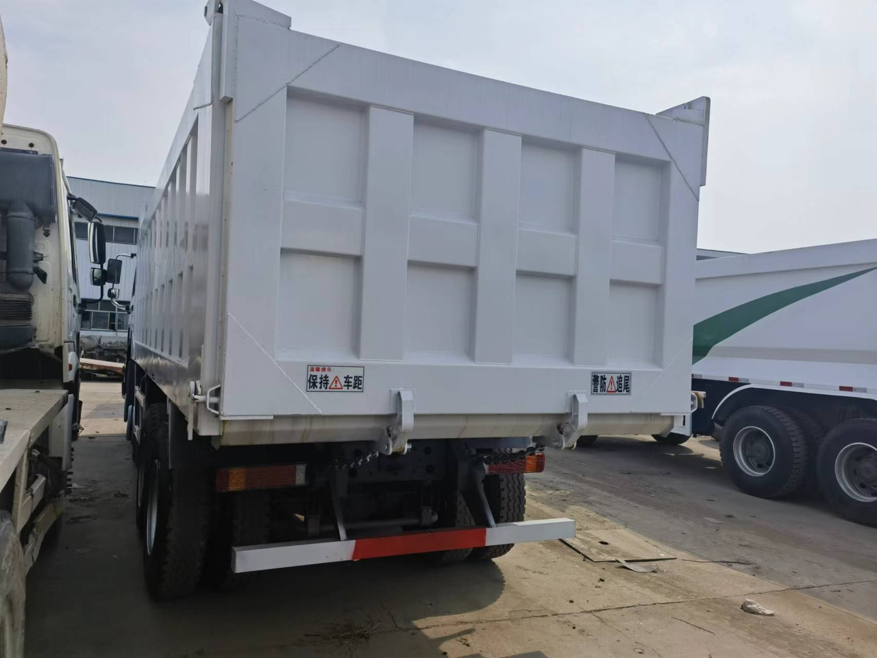 Sinotruk HOWO 375 8*4 Dump truck - Camion benne: photos 2 Sinotruk HOWO 375 8*4 Dump truck - Camion benne: photos 2