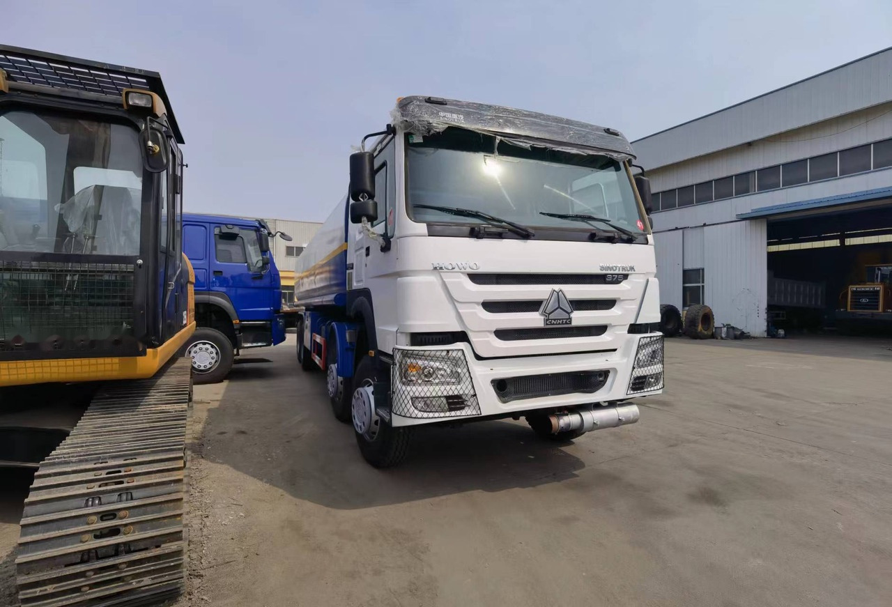 Sinotruk HOWO 375 8*4 Tank truck - Camion citerne: photos 4 Sinotruk HOWO 375 8*4 Tank truck - Camion citerne: photos 4