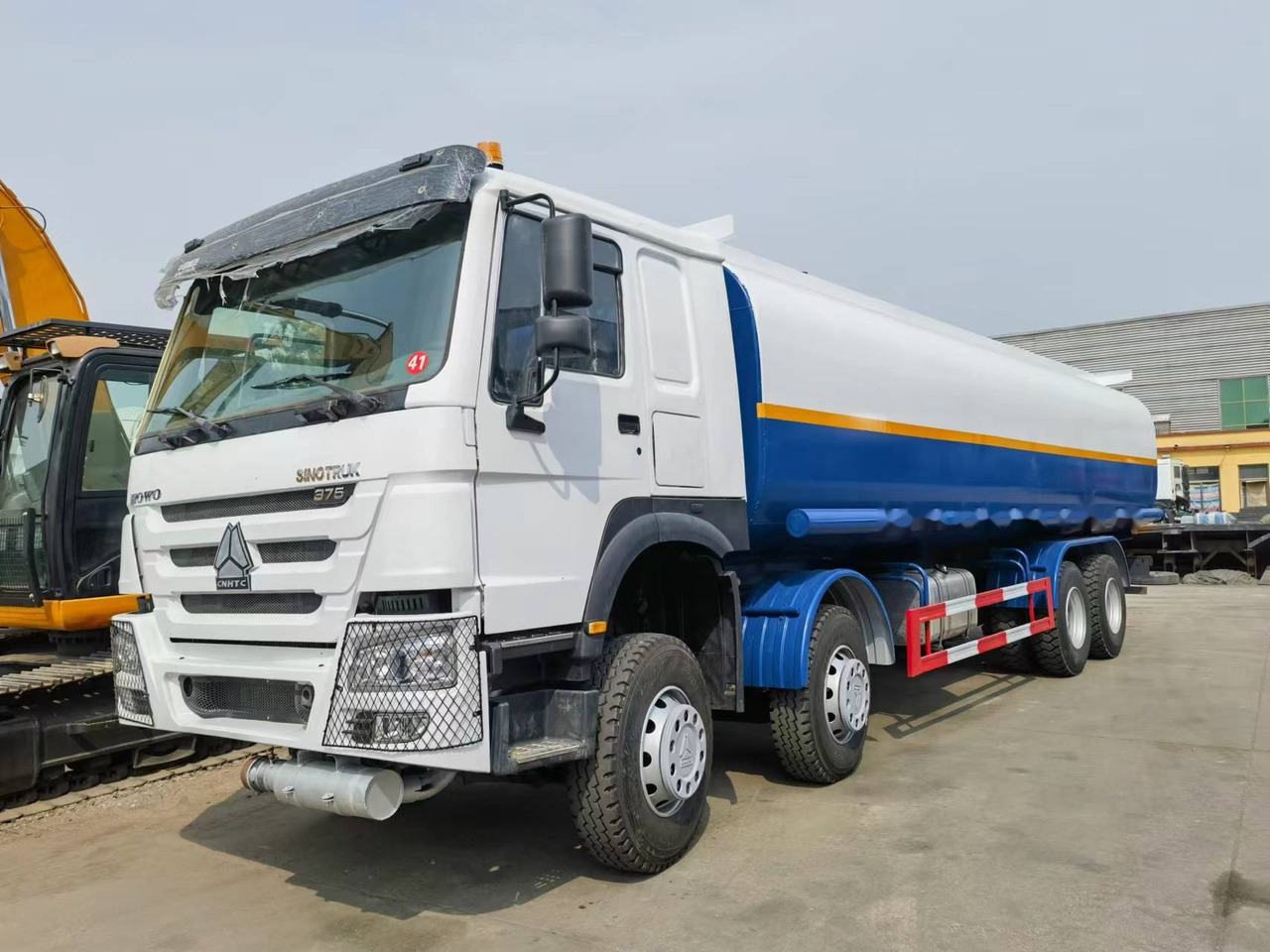 Sinotruk HOWO 375 8*4 Tank truck - Camion citerne: photos 1 Sinotruk HOWO 375 8*4 Tank truck - Camion citerne: photos 1