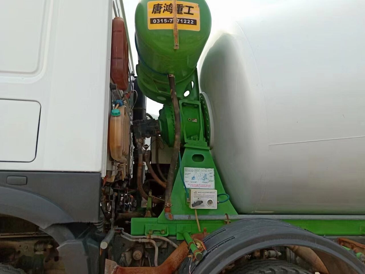 Sinotruk HOWO 8*4 Concrete mixer truck - Camion malaxeur: photos 4 Sinotruk HOWO 8*4 Concrete mixer truck - Camion malaxeur: photos 4