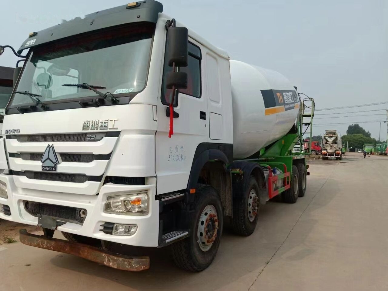 Sinotruk HOWO 8*4 Concrete mixer truck - Camion malaxeur: photos 1 Sinotruk HOWO 8*4 Concrete mixer truck - Camion malaxeur: photos 1
