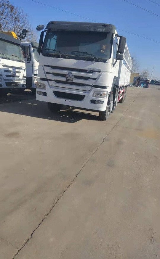 Sinotruk HOWO 8*4 Dump truck - Camion plateau: photos 2 Sinotruk HOWO 8*4 Dump truck - Camion plateau: photos 2