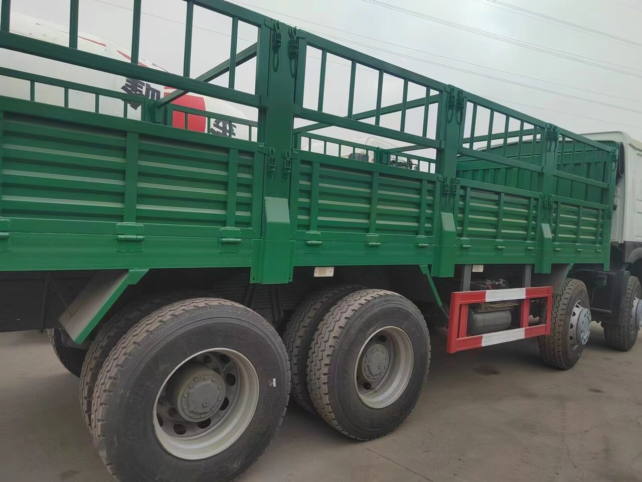 Sinotruk HOWO 8*4 Fence Truck - Camion plateau: photos 5 Sinotruk HOWO 8*4 Fence Truck - Camion plateau: photos 5