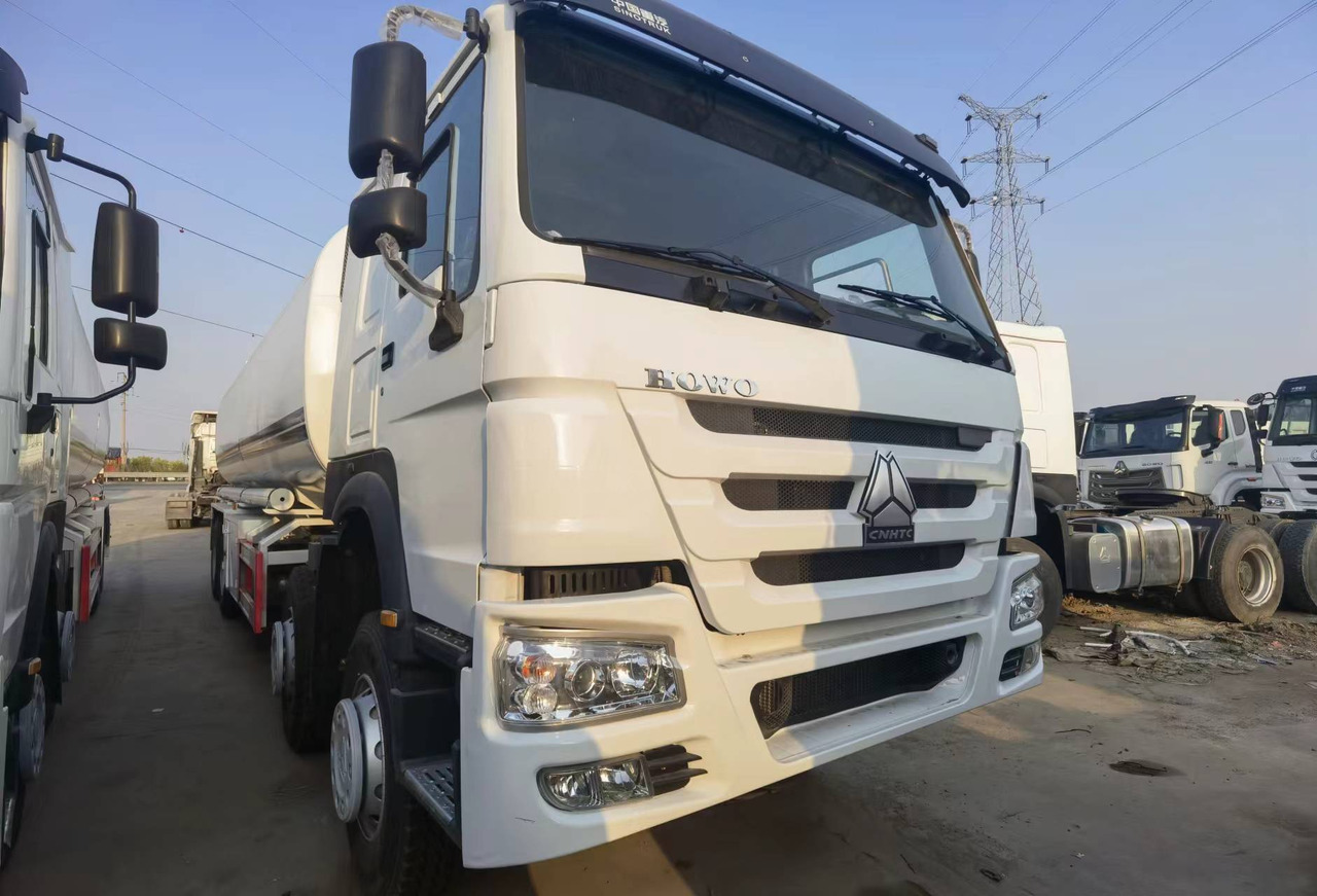 Camion citerne Sinotruk HOWO 8*4 Tank truck: photos 8