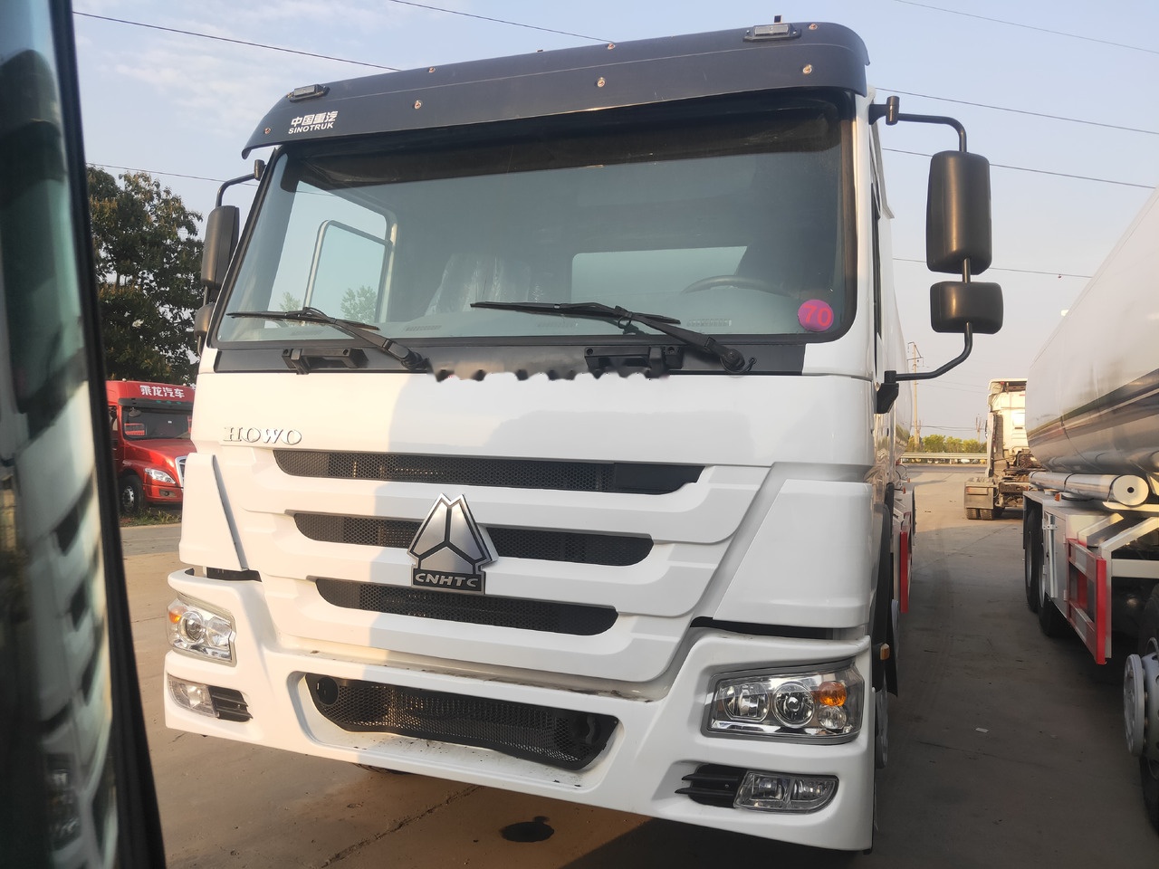 Sinotruk HOWO 8*4 Tank truck - Camion citerne: photos 1 Sinotruk HOWO 8*4 Tank truck - Camion citerne: photos 1