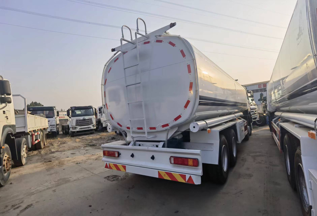 Camion citerne Sinotruk HOWO 8*4 Tank truck: photos 9