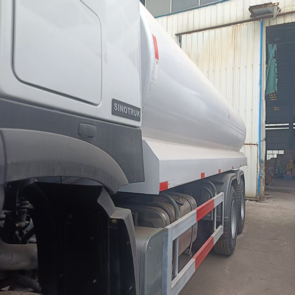 Véhicule de voirie/ Spécial Sinotruk HOWO 375 6*4 Sprinkler: photos 7 Véhicule de voirie/ Spécial Sinotruk HOWO 375 6*4 Sprinkler: photos 7