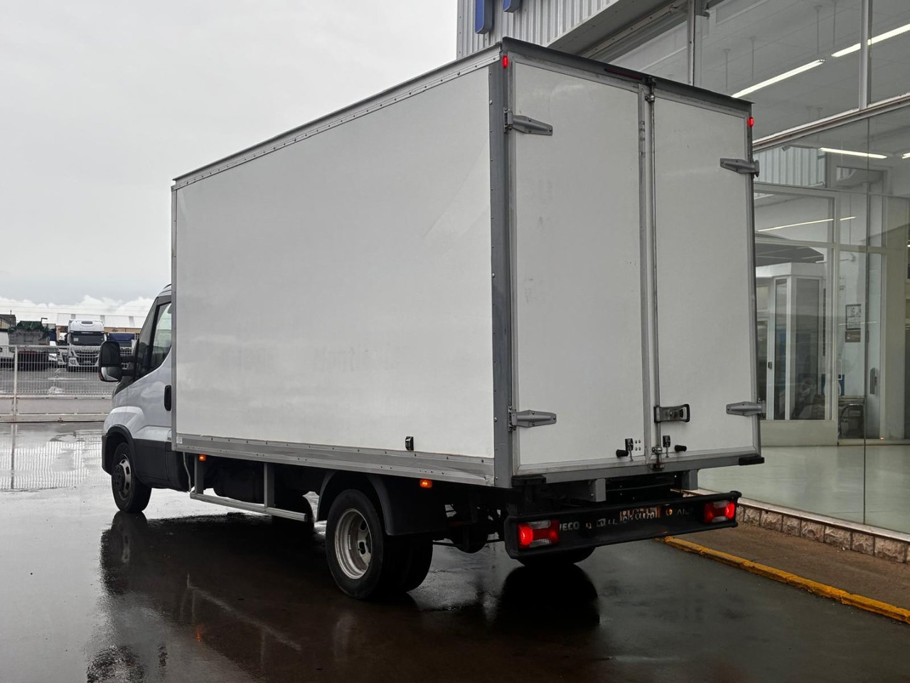 Caja cerrada IVECO 35C16 20m3 con puertas traseras - Fourgon grand volume: photos 4 Caja cerrada IVECO 35C16 20m3 con puertas traseras - Fourgon grand volume: photos 4