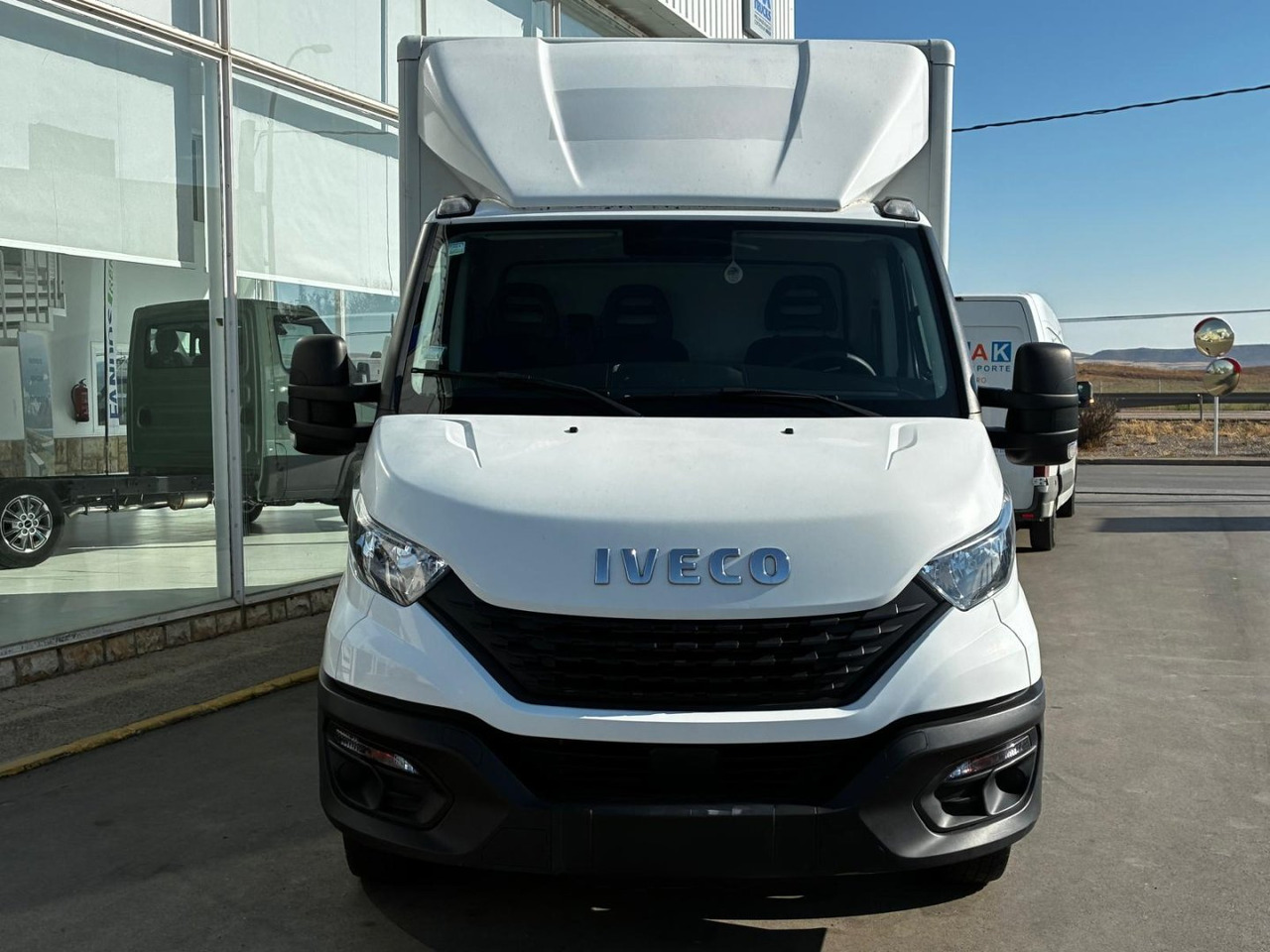 Caja cerrada con plataforma elevadora IVECO 35C14 20m3 - Fourgon grand volume: photos 2 Caja cerrada con plataforma elevadora IVECO 35C14 20m3 - Fourgon grand volume: photos 2