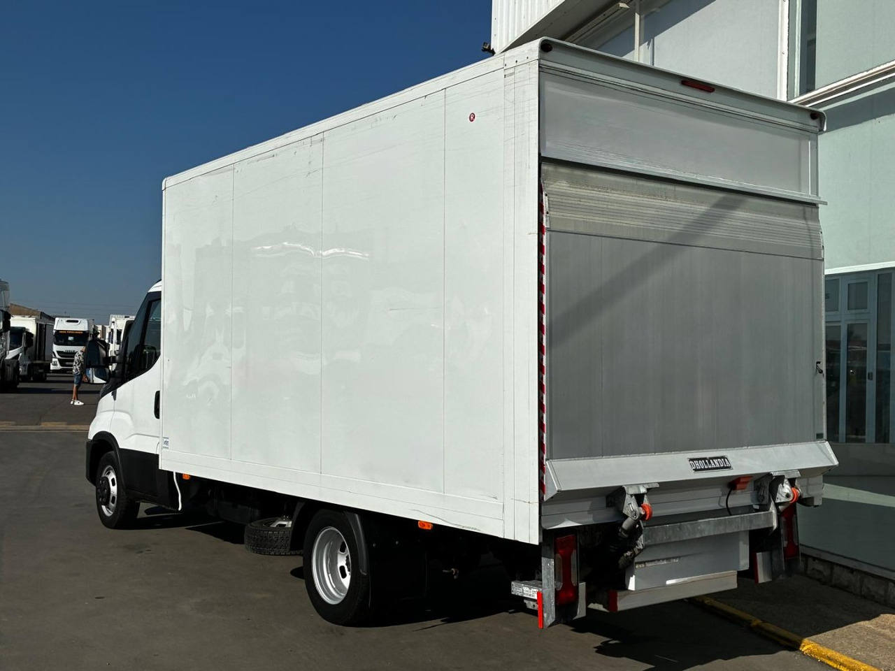 Caja cerrada con plataforma elevadora IVECO 35C14 20m3 - Fourgon grand volume: photos 4 Caja cerrada con plataforma elevadora IVECO 35C14 20m3 - Fourgon grand volume: photos 4