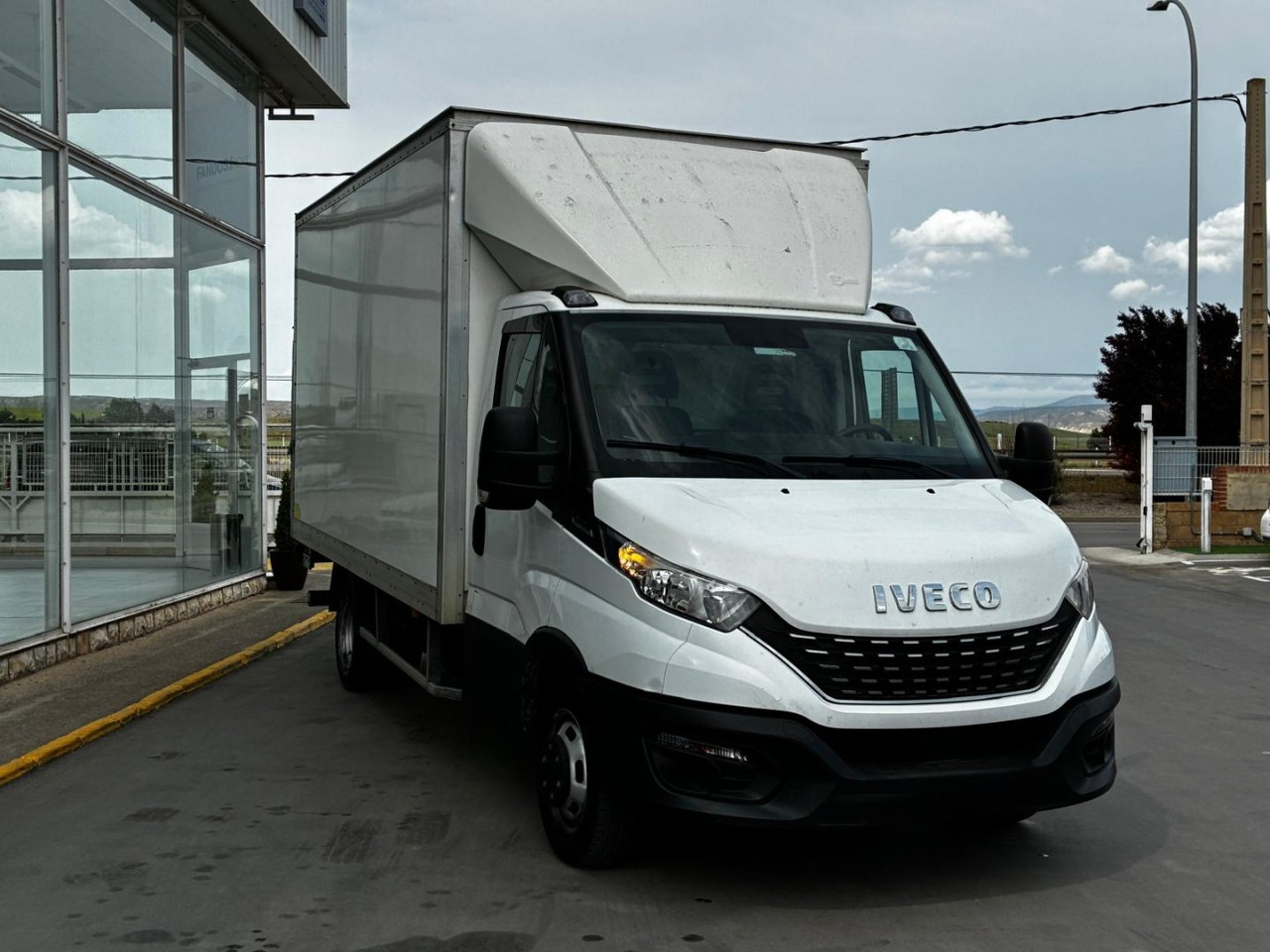 Caja cerrada con plataforma elevadora IVECO 35C16 20m3 Automática - Fourgon grand volume: photos 3 Caja cerrada con plataforma elevadora IVECO 35C16 20m3 Automática - Fourgon grand volume: photos 3