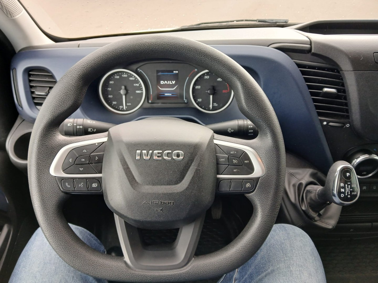 Photo d'intérieur 1: Fourgon grand volume Caja cerrada con plataforma elevadora IVECO 35C16  20m3 Automática