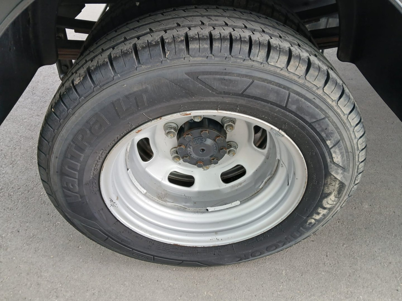 Fourgon grand volume Caja cerrada con plataforma elevadora IVECO 35C16  20m3 Automática: photos 11