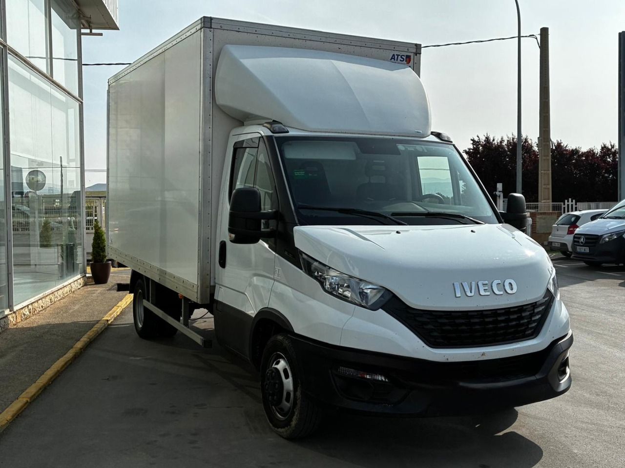 Caja cerrada con plataforma elevadora IVECO 35C16 20m3 - Fourgon grand volume: photos 3 Caja cerrada con plataforma elevadora IVECO 35C16 20m3 - Fourgon grand volume: photos 3