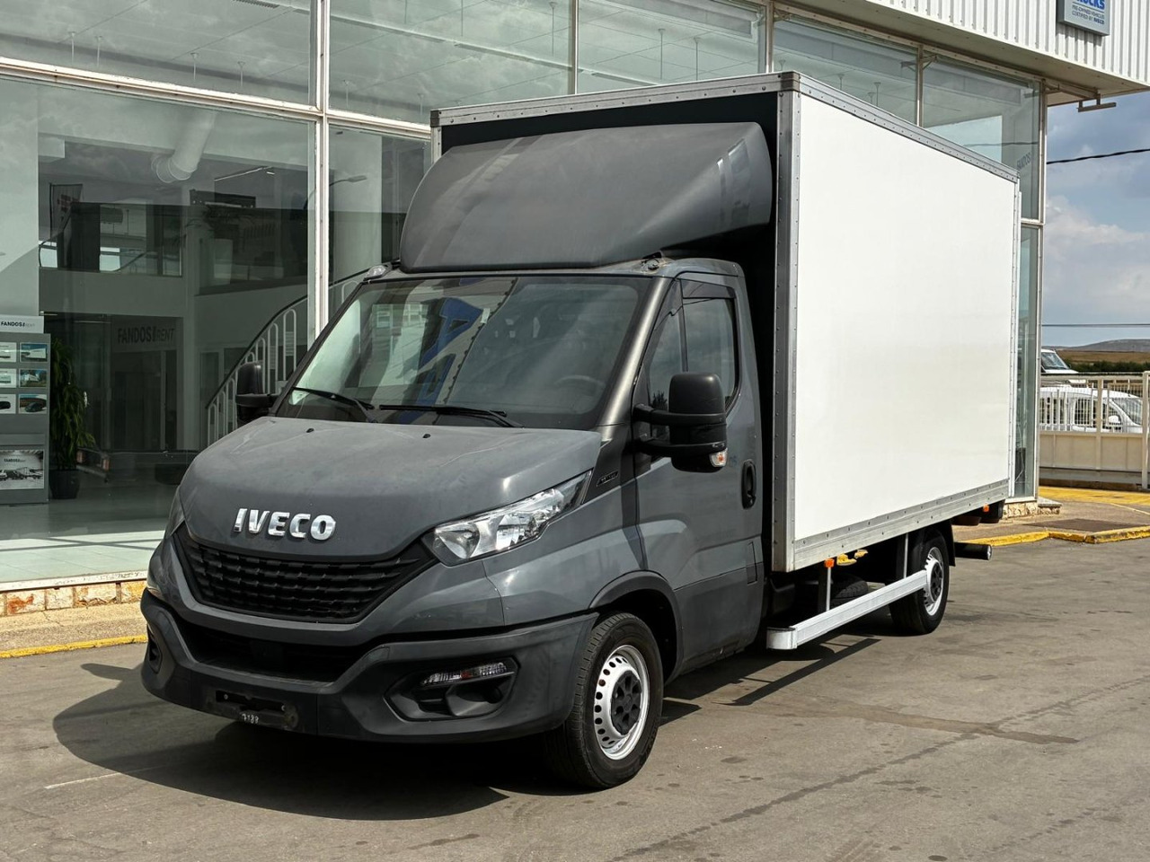 Caja cerrada con plataforma elevadora IVECO 35C16 20m3 - Fourgon grand volume: photos 1 Caja cerrada con plataforma elevadora IVECO 35C16 20m3 - Fourgon grand volume: photos 1