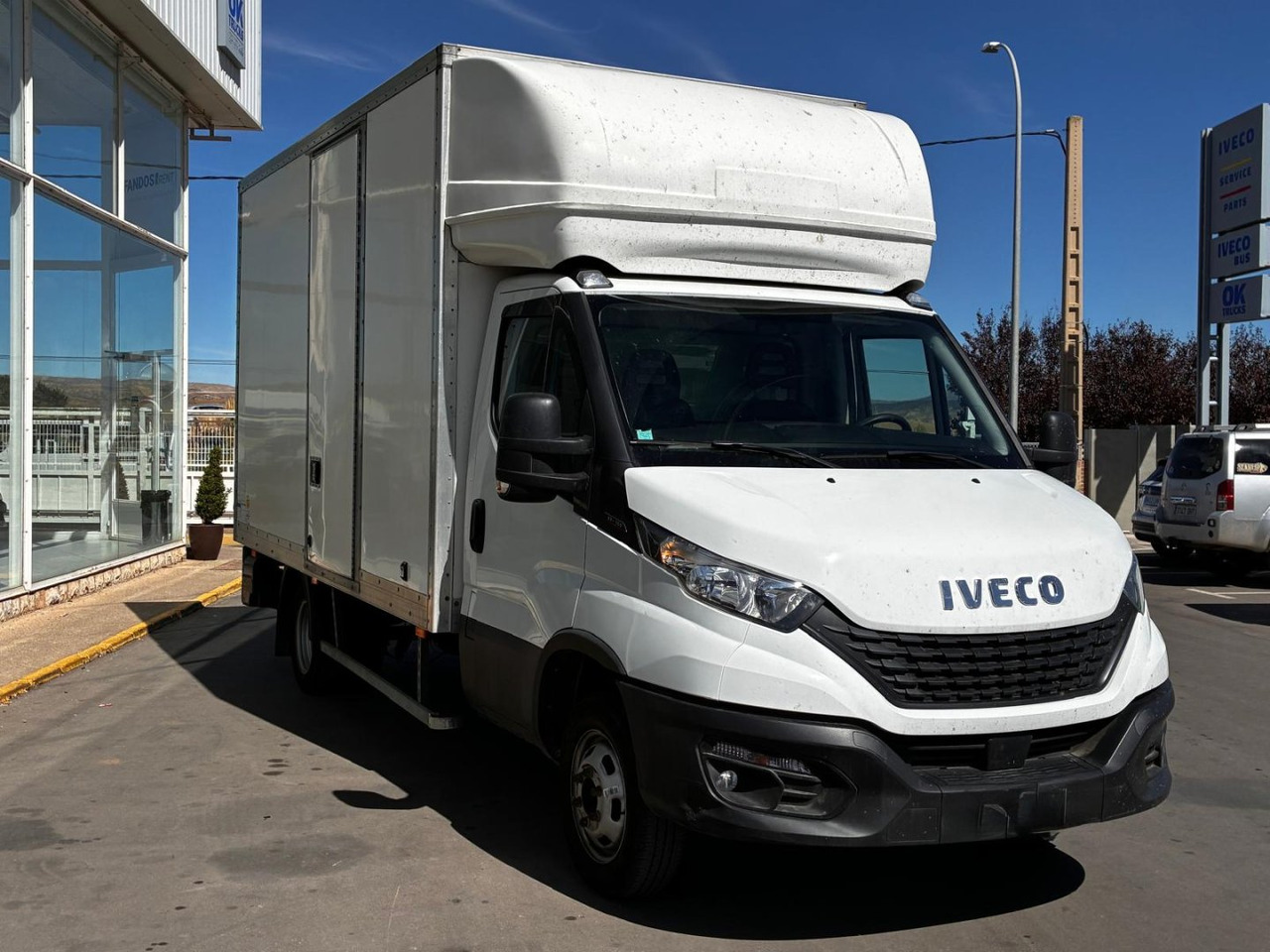 Caja cerrada con plataforma elevadora IVECO 35C16 20m3 con puerta lateral - Fourgon grand volume: photos 3 Caja cerrada con plataforma elevadora IVECO 35C16 20m3 con puerta lateral - Fourgon grand volume: photos 3
