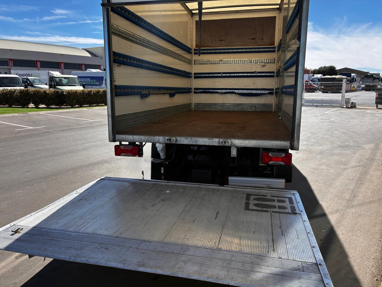 Caja cerrada con plataforma elevadora IVECO 35C16 20m3 con puerta lateral - Fourgon grand volume: photos 5 Caja cerrada con plataforma elevadora IVECO 35C16 20m3 con puerta lateral - Fourgon grand volume: photos 5