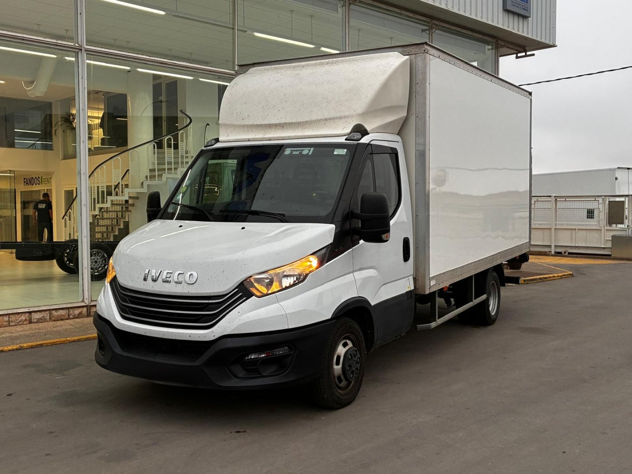 Caja cerrada con plataforma elevadora IVECO 35C16 3.0 20m3 - Fourgon grand volume: photos 1 Caja cerrada con plataforma elevadora IVECO 35C16 3.0 20m3 - Fourgon grand volume: photos 1